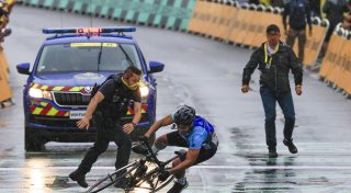 Mit Rad im Tour-Zielbereich: Sicherheitskräfte stoppen Mann