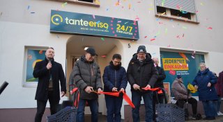 Mit vielen Fotos: 24-Stunden-Dorfladen in Beverungener Ortsteil eröffnet