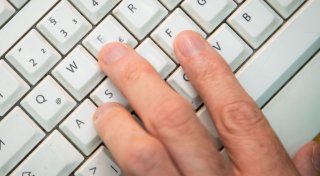 Tastatur reinigen mit einfachem Trick - so geht`s