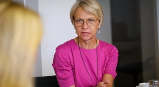 Schulministerin Feller: „Eltern haben eine riesige Erwartungshaltung an Schule“