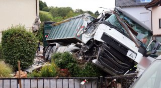 Lkw kracht in Wohnhaus in Südhessen - Elfjähriger verletzt