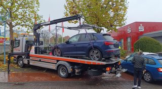 Ungewöhnlicher Park-Unfall: Auto in Bünde landet auf Mauer