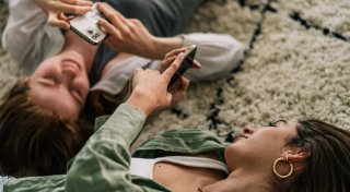 Warum wir für echte Freude das Handy öfter weglegen sollten