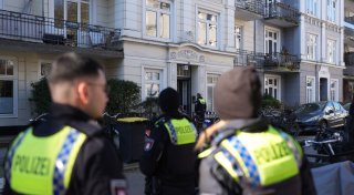 Frau getötet und Stiche auf Stiefmutter - Mann festgenommen