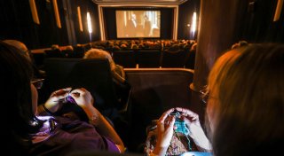 Stricken mit Popcorn - Wie Kinos zum Szene-Treff werden