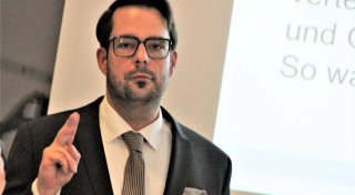 „Tja, Kai“: Neuer Bürgermeister in Marienmünster leistet seinen Schwur