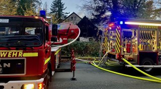 Großer Feuerwehreinsatz bis zum Abend: Bielefelder Problemhaus steht erneut in Flammen