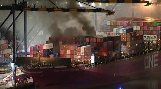 Containerschiff mit Gefahrgut brennt im Hafen von LA