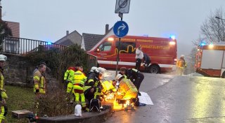 Probleme wegen eisiger Straßen: Junge im Kreis Höxter zwischen Schild und Mauer eingeklemmt