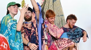 Alte Textilien werden zu bunter Mode: Wie Bielefelder Studenten das gemacht haben