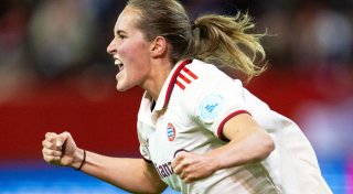 Bayern-Fußballerinnen siegen vor großer Kulisse in Köln
