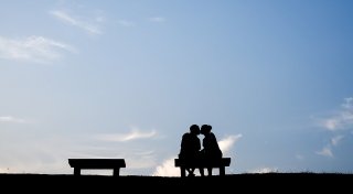 Rentnerin fühlt sich diskriminiert, Telefon-Ärger und Kuss-Weltrekord