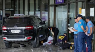 Auto fährt in Menschen am Flughafen Manila - zwei Tote