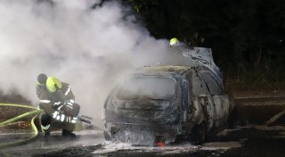 Auto geht am Lippesee in Flammen auf - Polizei ermittelt wegen Brandstiftung