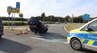 17-Jährige überschlägt sich mit ihrem Fiat 500 im Kreisverkehr in Büren