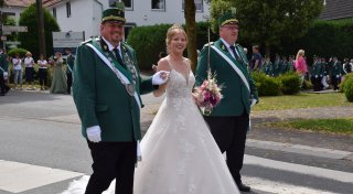 Strahlende Schneekönigin verzaubert beim Schützenfest in Holtheim
