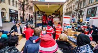 Engagement macht Weihnachten heller: 7 Wege zum Helfen