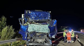 Trümmerfeld auf A44: Sattelzug fährt ungebremst in Nachtbaustelle