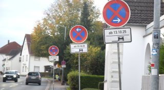 Skurrile Schilderflut an Engeraner Hauptverkehrsstraße: Fast 30 Schilder auf 500 Metern
