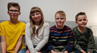 Bad Driburgs Kinderprinzen Henri und Neyla tragen Zepter und Krone