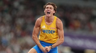 Kuss nach Weltrekord: Duplantis springt in neue Dimension