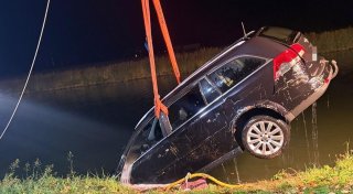 Großer Einsatz von Feuerwehr und Wasserschutzpolizei in Hille: Auto aus Mittellandkanal geborgen