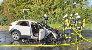 Komplizierte Bergung: Hybridauto geht nach Unfall im Kreis Gütersloh in Flammen auf