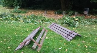 Vandalismus am Bültmannshof? Zerlegte Parkbänke verunsichern Bielefelder Anwohner