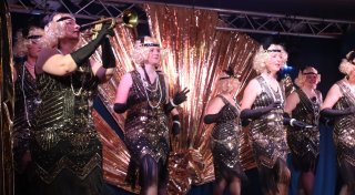 Mit vielen Fotos: Bühnenkarneval im Kreis Gütersloh startet mit vielen Gags