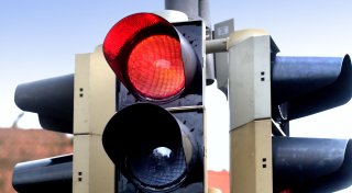 Autofahrer schläft in Paderborn am Steuer ein und prallt dann gegen Ampelmast
