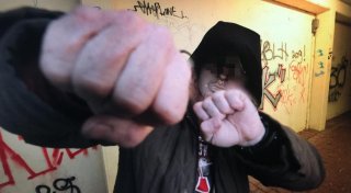 Zehnköpfige Randalierer-Gruppe bedroht junge Nachtschwärmer in Bielefeld mit einem Messer