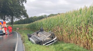 20-jähriger Autofahrer überschlägt sich mit Mercedes im Bielefelder Norden