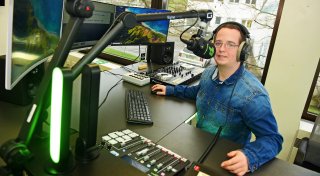 Mit geistiger Behinderung ins Lemgoer Radio: Der mutmachende Weg von Florian Jäger