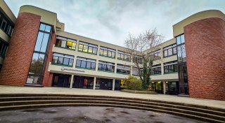 Brüchiger Beton und Schadstoffe entdeckt: Droht diesem Herforder Gymnasium nun der Abriss?