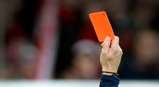 Faustschlag gegen Schiedsrichter nach Roter Karte