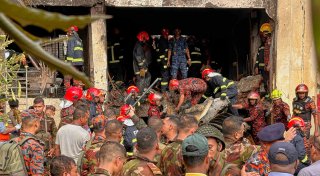 Militärflugzeug auf Schule gestürzt: 20 Tote in Bangladesch