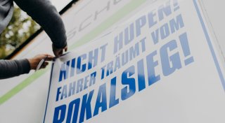Riesige Aufkleber auf Lkw unterwegs: Bielefelder Firma macht Lust auf Pokalfinale