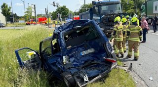 Lkw rammt sechs Fahrzeuge an roter Ampel in Paderborn