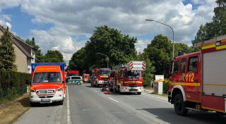 Sofa in Flammen: Bielefelder Feuerwehr rückt zu Dachgeschossbrand aus