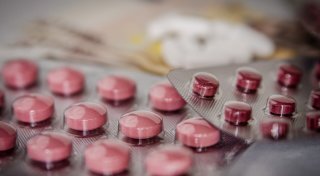 Überdosis kostet Hiddenhauserin das Leben: Arzt und Ärztin äußern sich im Prozess
