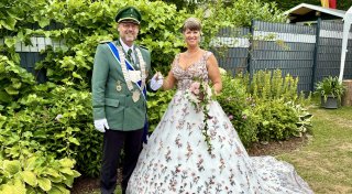 Schützenfest in Alfen: Königin strahlt in Weiß und Blumenpracht