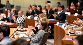 Wie junge Menschen in NRW auf den „Stresstest der Demokratie“ reagieren