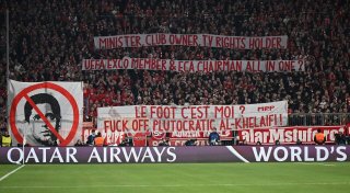 FC Bayern entschuldigt sich bei PSG-Boss für Fan-Plakate