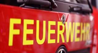 Haus stürzt ein - wohl mindestens eine Person unter Trümmern