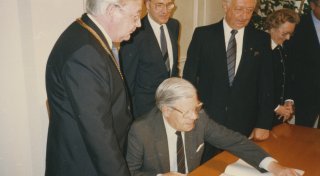 Helmut Schmidt, die Queen und Co.: Wer im Goldenen Buch der Stadt Paderborn steht