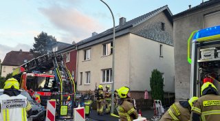Feuerwehr bekämpft Kaminbrand in einem Paderborner Reihenhaus
