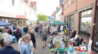 Mit vielen Fotos: Rahdener Innenstadt wird zum XXL-Flohmarkt