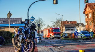 Auto kollidiert in Hövelhof mit Motorrad: 17-Jährige wird schwer verletzt