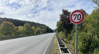 Autofahrer sollen bremsen: Neues Tempolimit auf der B64 bei Brakel