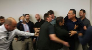 Rabiater Vorfall: US-Senator aus Pressekonferenz gezerrt